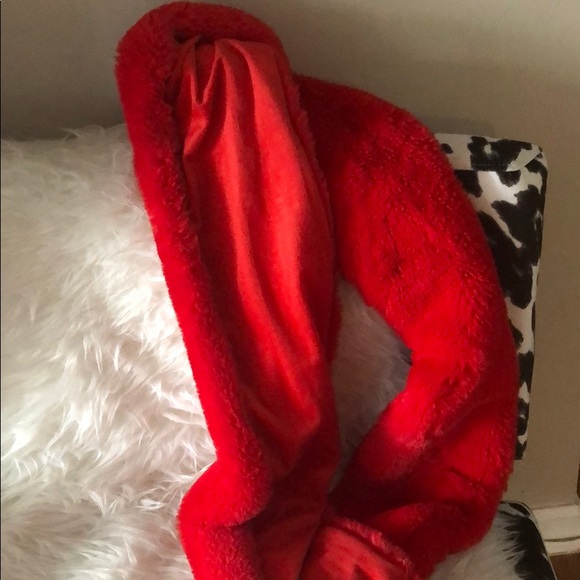 Faux fur red scarf - Picture 1 of 3